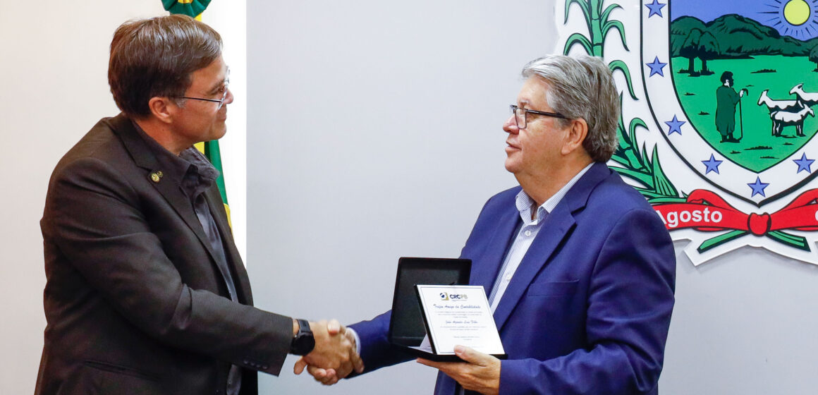 unnamed (6) João Azevêdo recebe reconhecimento do Conselho Regional de Contabilidade por fomento ao empreendedorismo