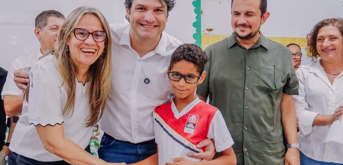 Leo Bezerra entrega óculos para alunos da Escola Dom Marcelo Carvalheira e destaca política inclusiva na educação municipal