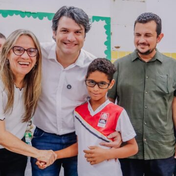 Leo Bezerra entrega óculos para alunos da Escola Dom Marcelo Carvalheira e destaca política inclusiva na educação municipal