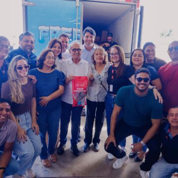 WhatsApp Image 2025-04-15 at 12.09.41 (1) Segurança alimentarCícero Lucena inicia a distribuição de 42 toneladas de peixe para famílias vulneráveis em João Pessoa