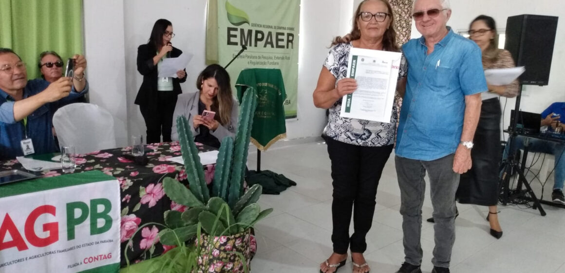 Governo do Estado entrega mais de 350 títulos de terras em Queimadas