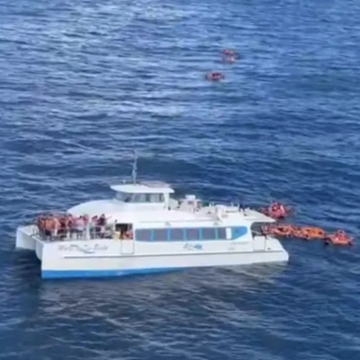 Barco afunda após colidir com catamarã na Baía