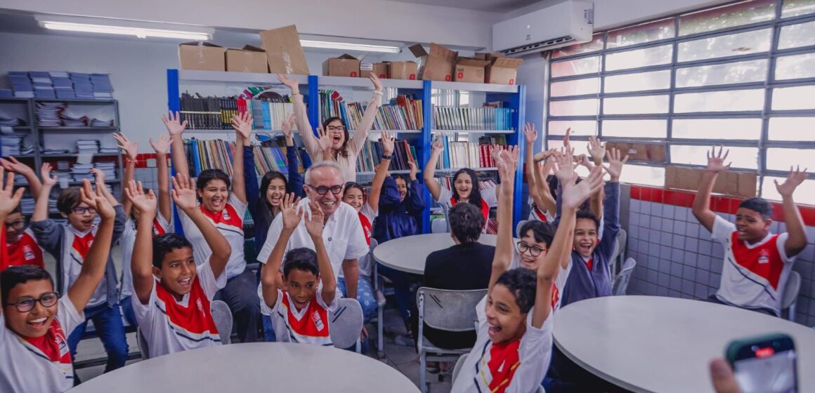 Educação do futuroCícero Lucena entrega 600 tablets para alunos da Escola Anayde Beiriz