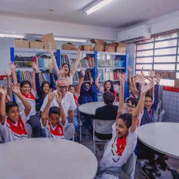 Educação do futuroCícero Lucena entrega 600 tablets para alunos da Escola Anayde Beiriz