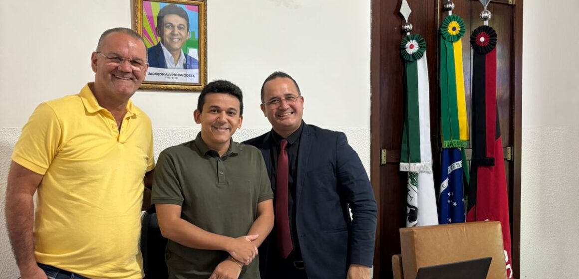 Reunião com Prefeito Jacksom Alvino e Vereadores  Clóvis de Loi e  João Alves discute Habitação Popular e Criação de Nova Secretaria