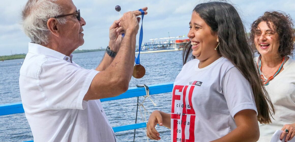 Fortalecendo talentos  Cícero Lucena destaca avanços da educação e parabeniza alunos do Município premiados em Olimpíadas de História e de Inglês