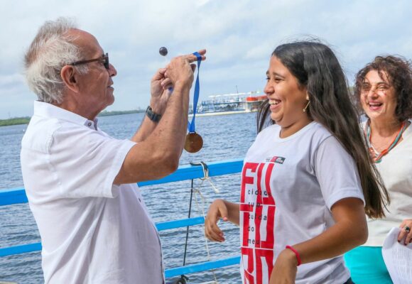 Fortalecendo talentos  Cícero Lucena destaca avanços da educação e parabeniza alunos do Município premiados em Olimpíadas de História e de Inglês