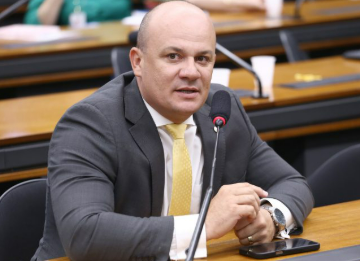 Deputado Cabo Gilberto vira as costas para os pobres e faz discurso em defesa dos ricos na Câmara