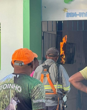 Captura de tela 2025-10-24 181955 VEJA VIDEO: TRAGÉDIA ANUNCIADA EM LUCENA: Escola Municipal Professora Elinora Dornelas PEGA FOGO após alertas ignorados — pais e alunos vivem momentos de terror e denunciam negligência da gestão de Léo Preguiça