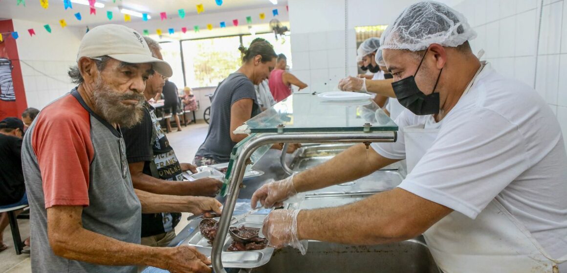Compromisso com a população   Prefeitura reforça segurança alimentar com 1,2 milhão de refeições distribuídas até setembro de 2025