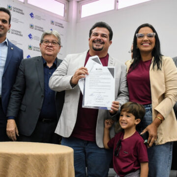 João Azevêdo assina contratos do Polo Têxtil de Mangabeira e anuncia redução de ICMS para o setor em João Pessoa 