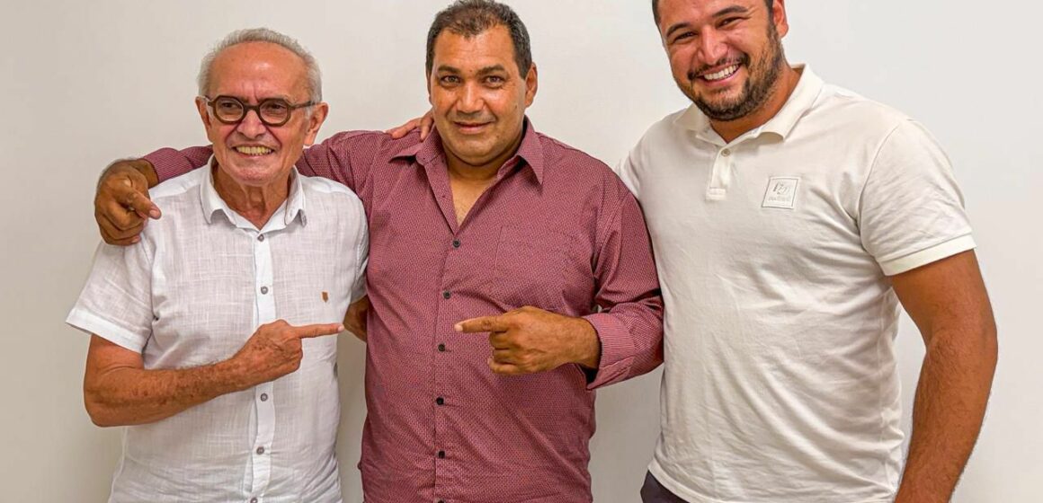 WhatsApp Image 2025-12-18 at 20.35.56 Grupo de oposição do município da Prata anuncia apoio à pré-candidatura de Cícero Lucena