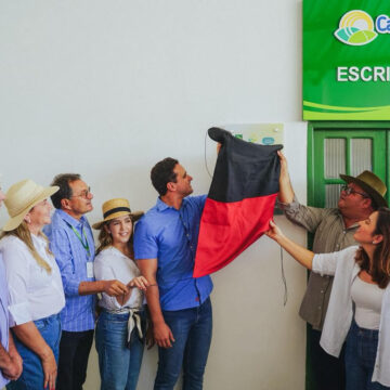 Lucas Ribeiro assina contratos do Empreender e entrega ações voltadas ao fortalecimento da produção rural em Monteiro