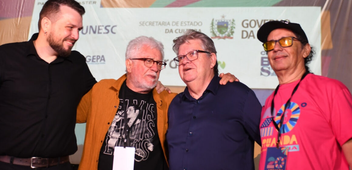 unnamederher João Azevêdo prestigia primeira noite do Fest Aruanda Praia e destaca importância do evento