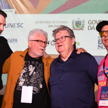 unnamederher João Azevêdo prestigia primeira noite do Fest Aruanda Praia e destaca importância do evento