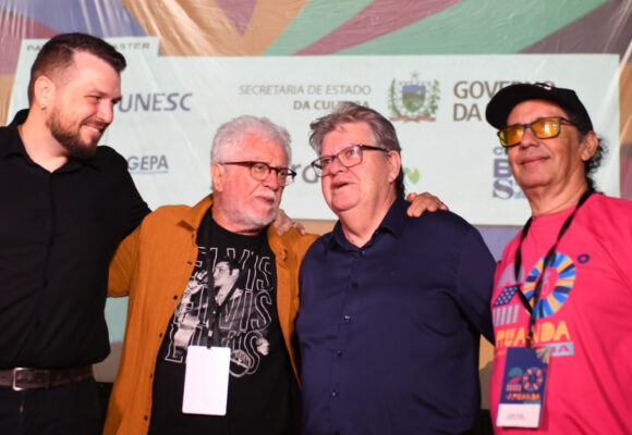 João Azevêdo prestigia primeira noite do Fest Aruanda Praia e destaca importância do evento