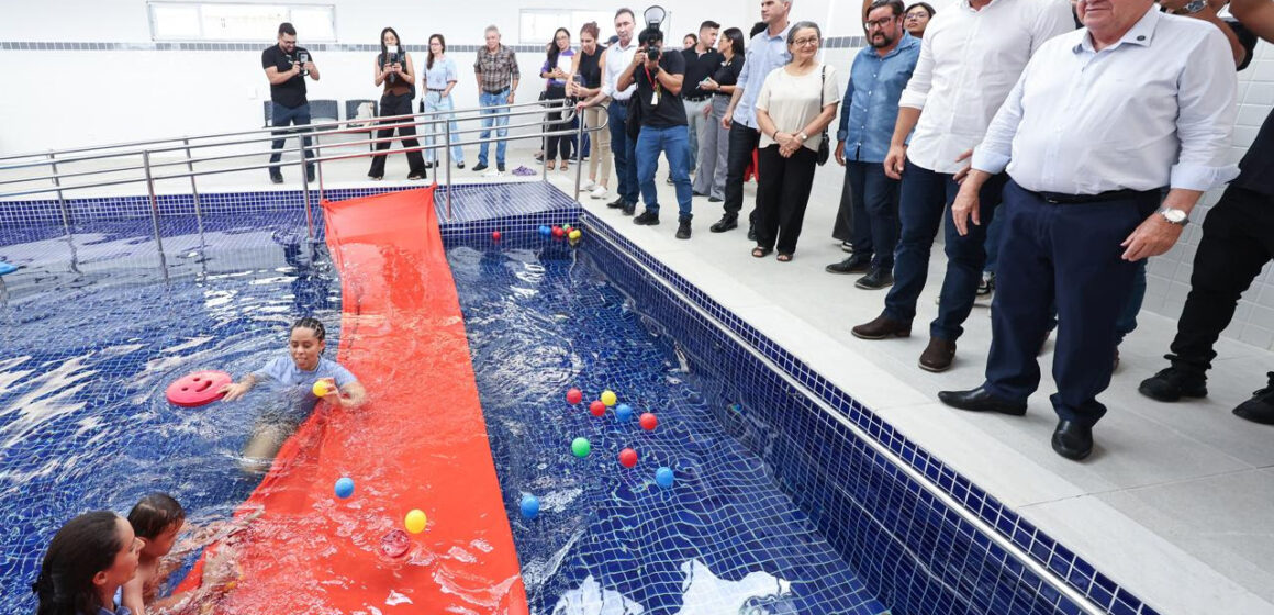 João Azevêdo entrega piscina terapêutica da Apae de Campina Grande
