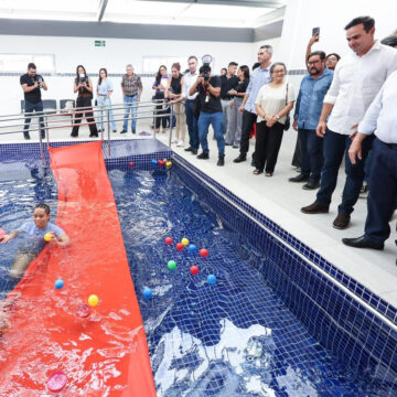 João Azevêdo entrega piscina terapêutica da Apae de Campina Grande
