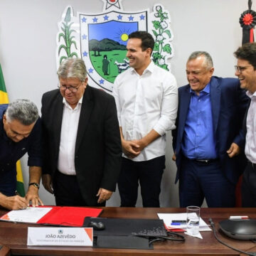 João Azevêdo assina portarias para fortalecer setor de laticínio e gerar emprego e renda na Paraíba 