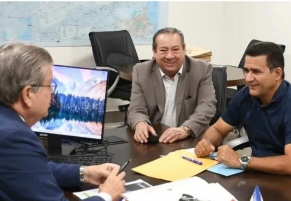 Governador João Azevedo ,Chico Nazário e o secretário de estado Ronaldo Guerra discutem desenvolvimento de Caaporã ,Chico Nazário prefeito reafirma seu apoio a João Azevedo para o Senado