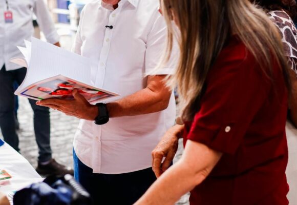 Início do ano letivo  Cícero Lucena inicia distribuição do material escolar e fardamento para 80 mil alunos e destaca compromisso da Prefeitura com a Educação