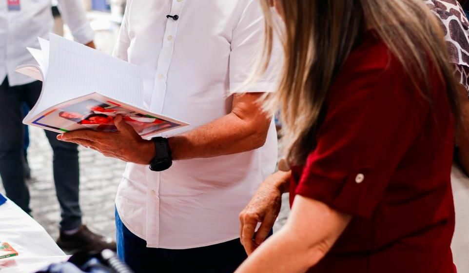 Início do ano letivo  Cícero Lucena inicia distribuição do material escolar e fardamento para 80 mil alunos e destaca compromisso da Prefeitura com a Educação