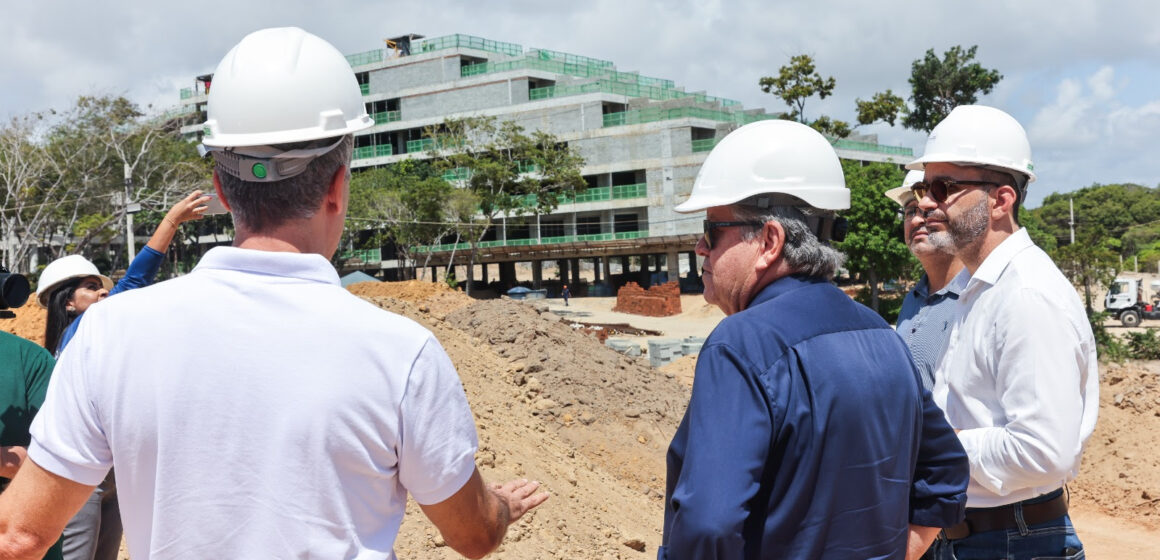 João Azevêdo visita obras do Polo Turístico Cabo Branco e acompanha ritmo das construções 
