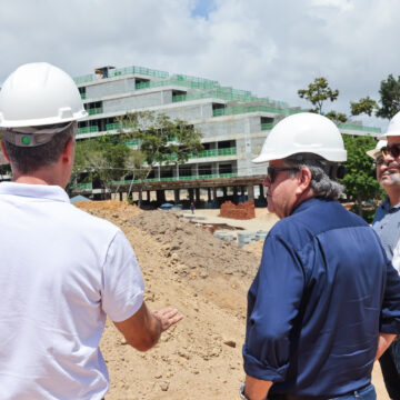 João Azevêdo visita obras do Polo Turístico Cabo Branco e acompanha ritmo das construções 