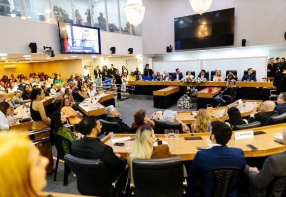ALPB concede Medalha Epitácio Pessoa à segunda-dama do Estado, Camila Mariz Ribeiro