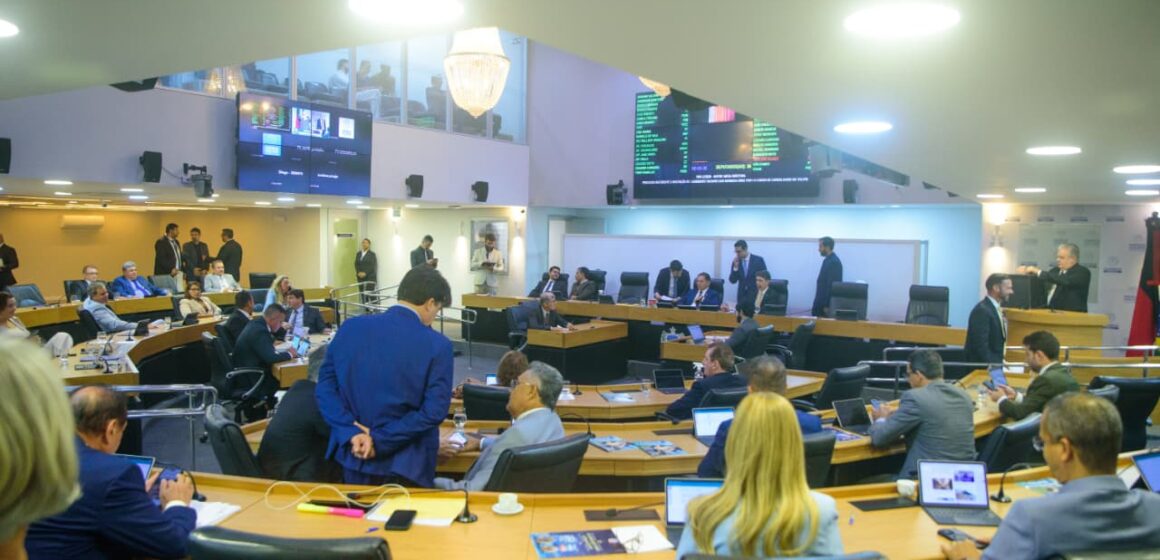 ALPB aprova nomes de Deusdete Queiroga e Taciano Diniz para as vagas de conselheiro do TCE