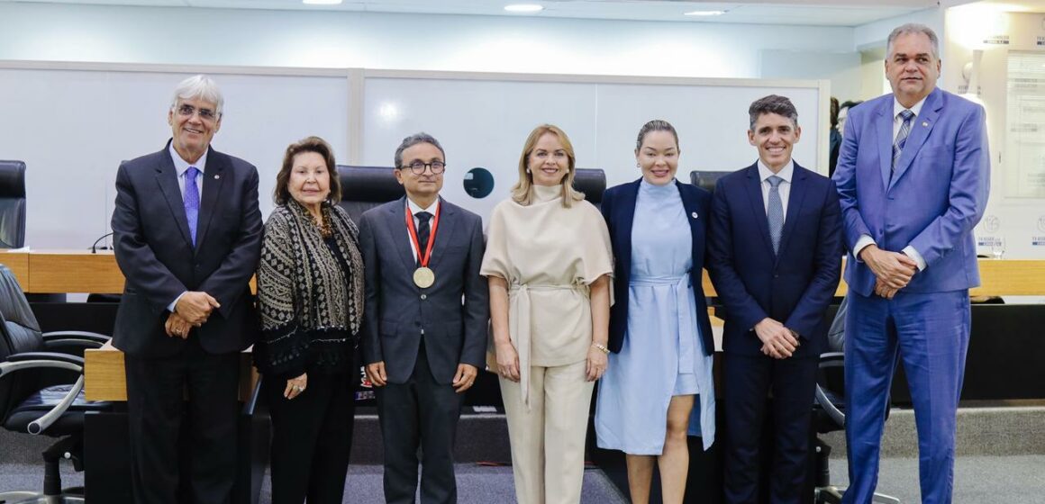 0dc45b90-95ac-f8e8-6ebd-f80ab25371ef ALPB concede medalha de mérito jurídico ao juiz Ely Jorge Trindade