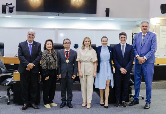 0dc45b90-95ac-f8e8-6ebd-f80ab25371ef ALPB concede medalha de mérito jurídico ao juiz Ely Jorge Trindade