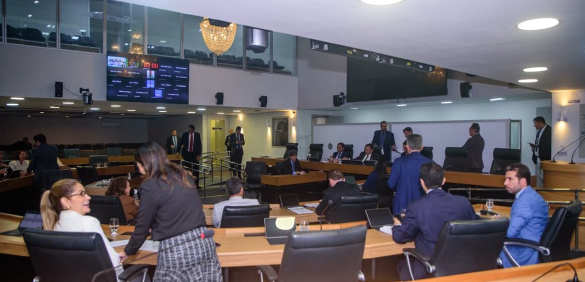 1b6ab20f-163f-8ac6-d91b-f1bfc06d671e ALPB aprova pacote de projetos que amplia direitos de mães, reforça saúde preventiva e segurança escolar