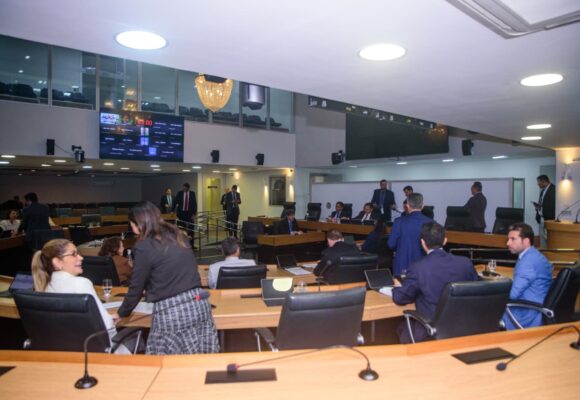 1b6ab20f-163f-8ac6-d91b-f1bfc06d671e ALPB aprova pacote de projetos que amplia direitos de mães, reforça saúde preventiva e segurança escolar