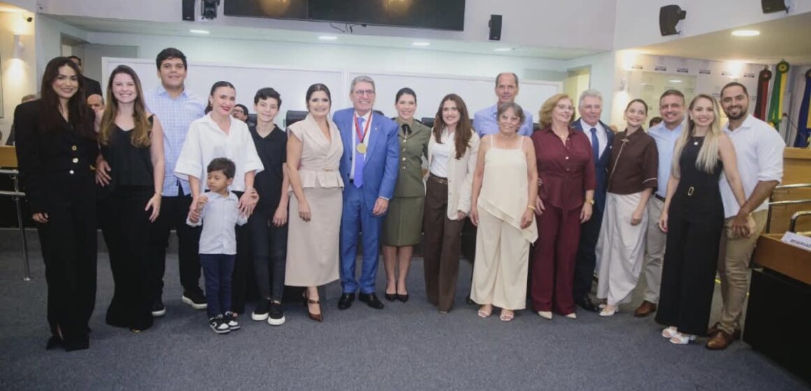 ALPB concede medalha de mérito jurídico ao procurador de justiça José Farias de Souza