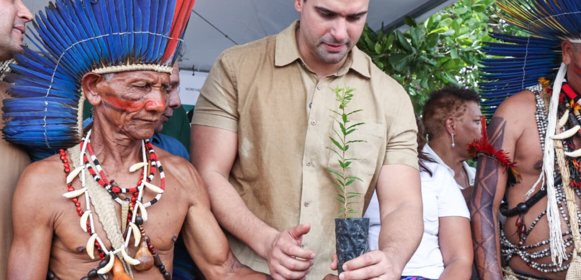 Governador Lucas Ribeiro participa de celebração do Dia dos Povos Indígenas e realiza entregas em Baía da Traição