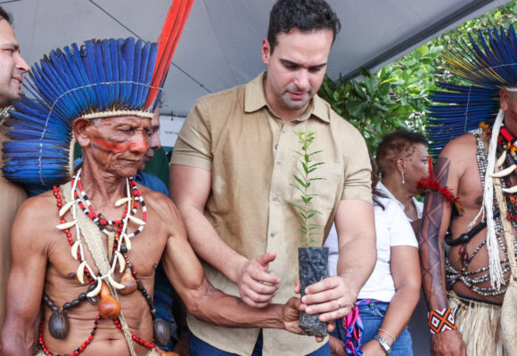 Governador Lucas Ribeiro participa de celebração do Dia dos Povos Indígenas e realiza entregas em Baía da Traição