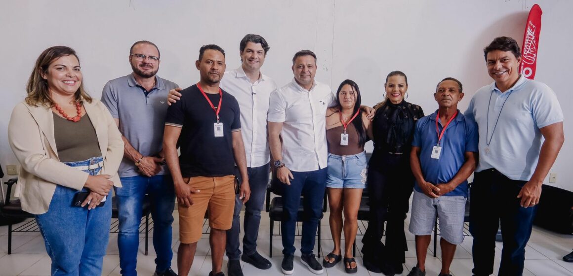 Identificação  Leo Bezerra entrega crachás que organiza comércio de ambulantes na orla de Cabo Branco e Tambaú