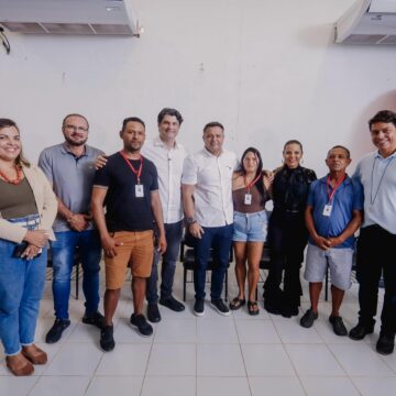 Identificação  Leo Bezerra entrega crachás que organiza comércio de ambulantes na orla de Cabo Branco e Tambaú