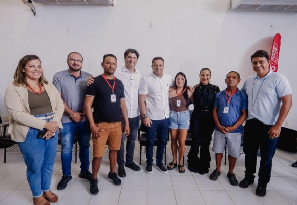 WhatsApp Image 2026-04-15 at 12.02.35 Identificação Leo Bezerra entrega crachás que organiza comércio de ambulantes na orla de Cabo Branco e Tambaú