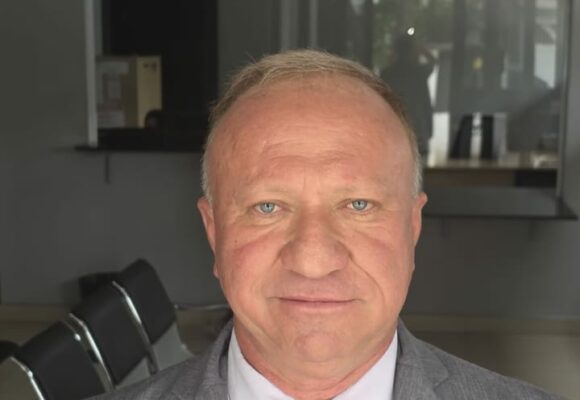 Condenado em caso de grande repercussão nacional se entrega à polícia em São Paulo acompanhado por advogado paraibano