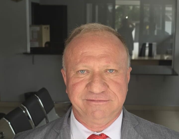 Condenado em caso de grande repercussão nacional se entrega à polícia em São Paulo acompanhado por advogado paraibano