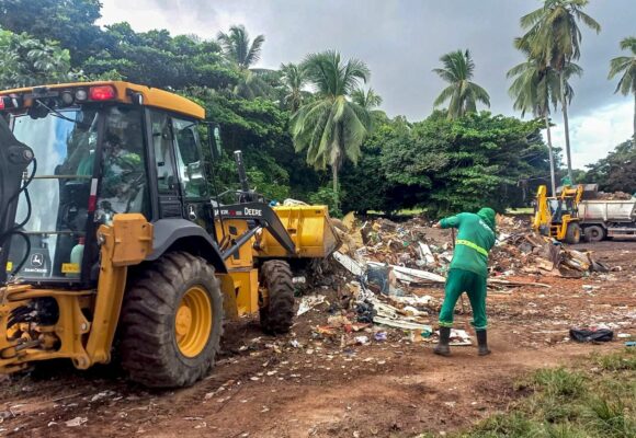 Trabalho preventivo   Prefeitura intensifica ações de limpeza, desobstrução de galerias e coleta de lixo durante final de semana e feriado de Tiradentes