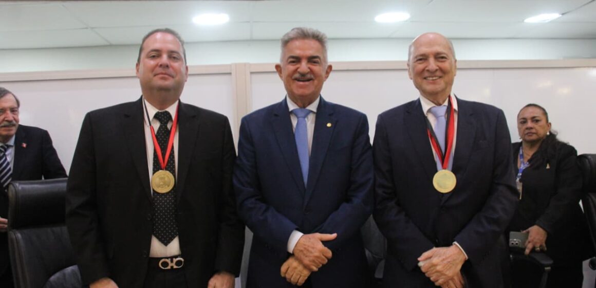 ALPB concede Medalha Epitácio Pessoa aos médicos João Modesto e Tiago Modesto