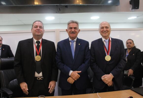 ALPB concede Medalha Epitácio Pessoa aos médicos João Modesto e Tiago Modesto