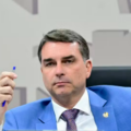 Flávio Bolsonaro tenta colar escândalo do Banco Master no PT e pressiona Congresso por CPI