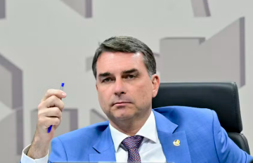 Flávio Bolsonaro tenta colar escândalo do Banco Master no PT e pressiona Congresso por CPI