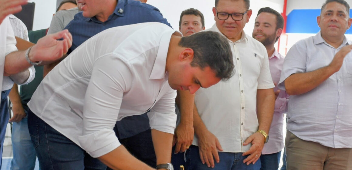 Governador Lucas Ribeiro entrega escola reformada, visita obra e fortalece cadeia produtiva do mel no Sertão