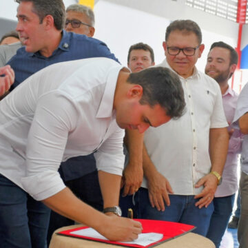 Governador Lucas Ribeiro entrega escola reformada, visita obra e fortalece cadeia produtiva do mel no Sertão