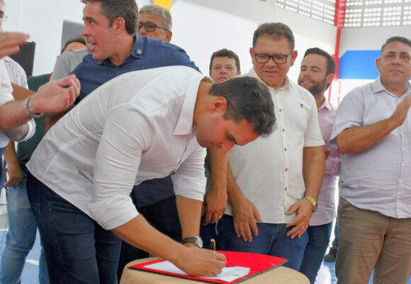 Governador Lucas Ribeiro entrega escola reformada, visita obra e fortalece cadeia produtiva do mel no Sertão